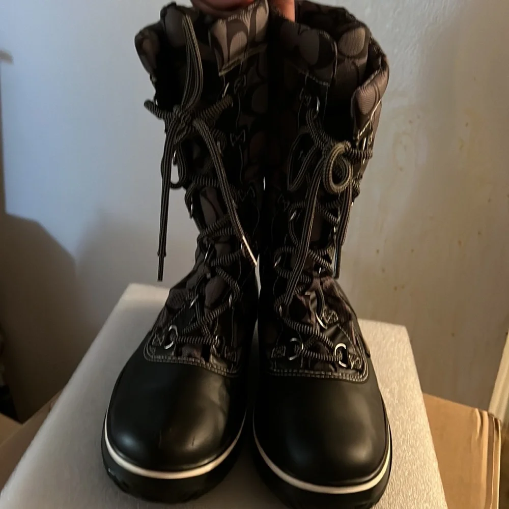 COACH BOOTS SIZE 8 women’s pre worn twice with a small scratch on the right boot - Picture 2 of 6